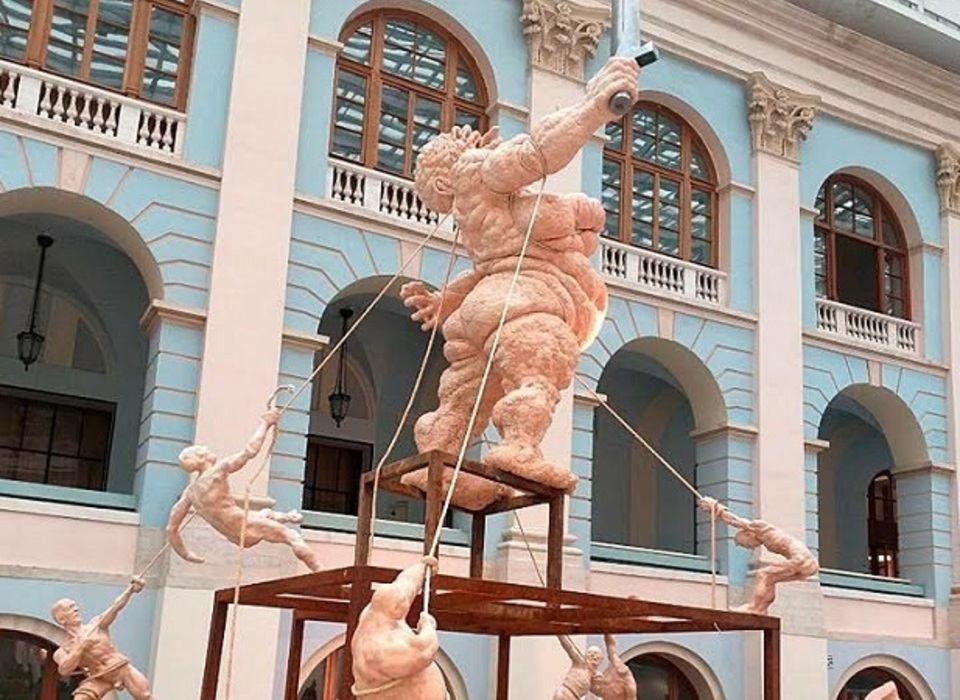 С выставки в Москве убрали пародию на скульптуру «Родина-мать зовёт»